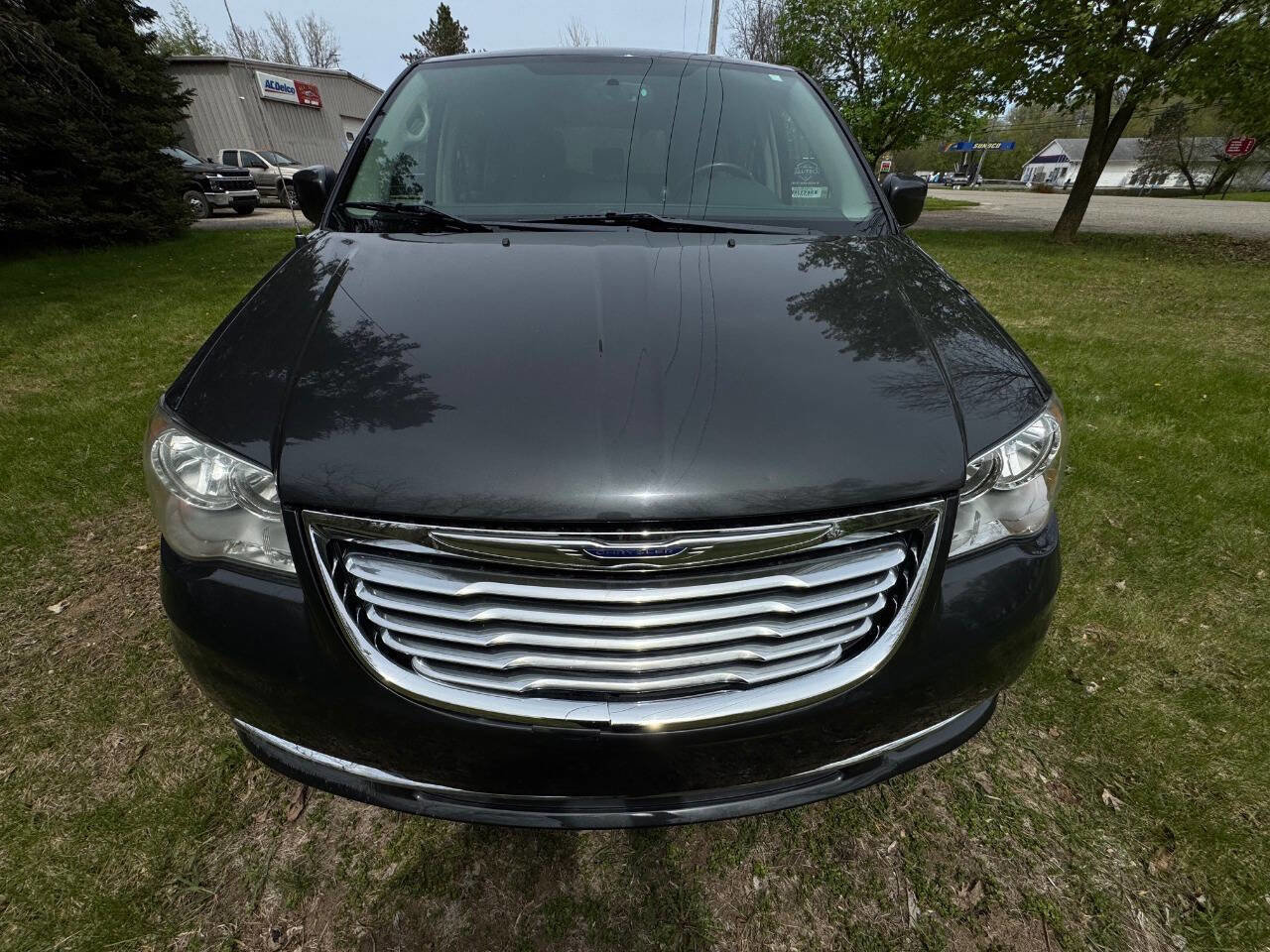 Used 2012 Chrysler Town & Country Touring w/ Entertainment Group #1 FWD image 7