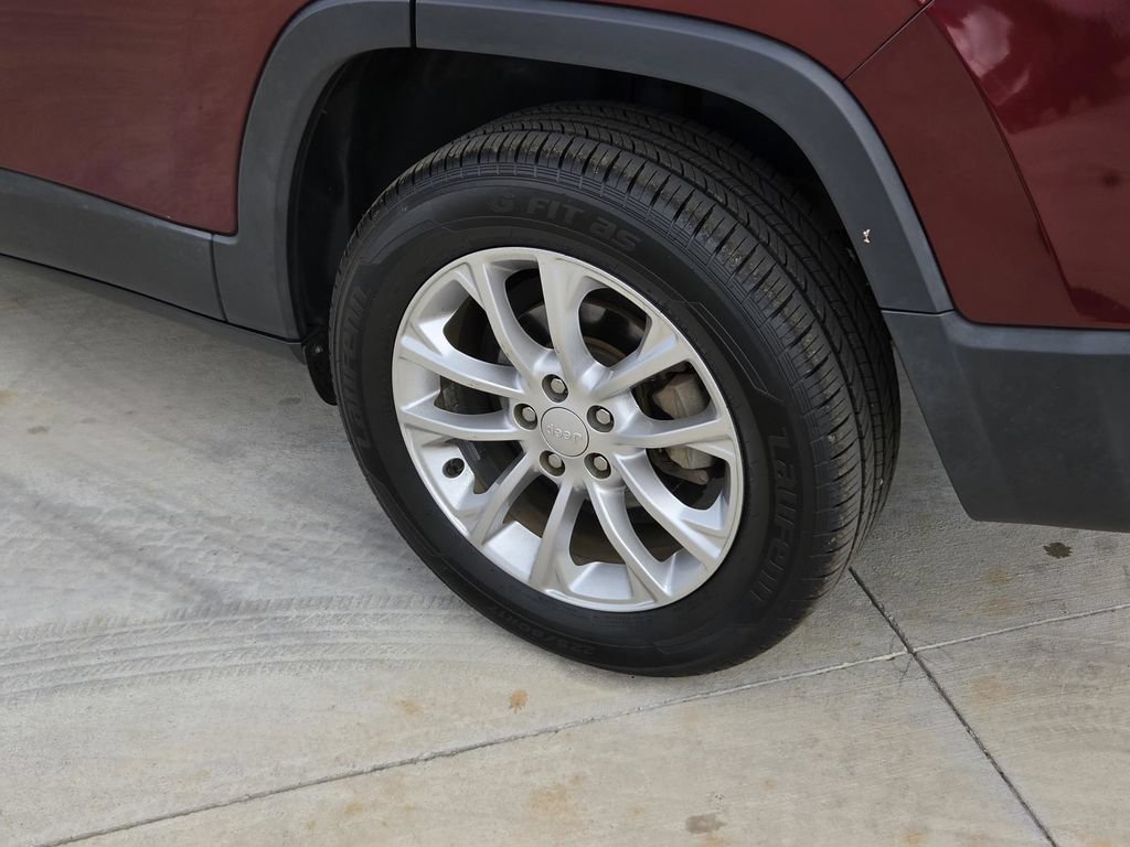 Used 2019 Jeep Cherokee Latitude w/ Popular Appearance Group FWD image 40