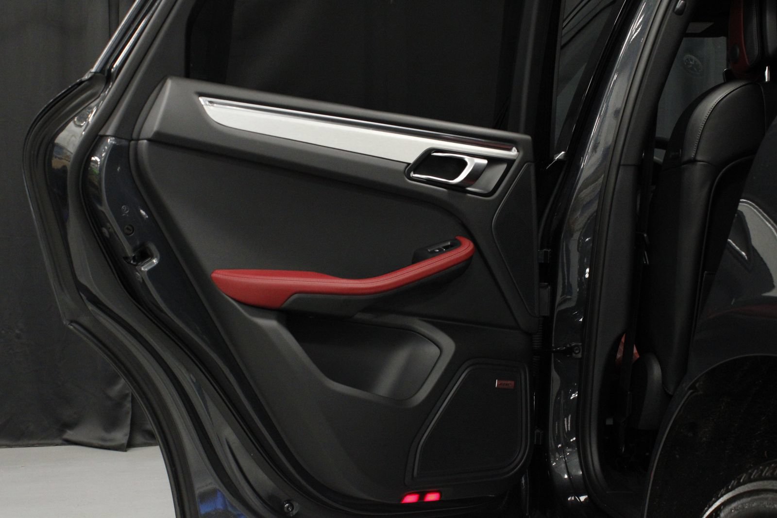 Certified 2025 Porsche Macan AWD/4WD image 13
