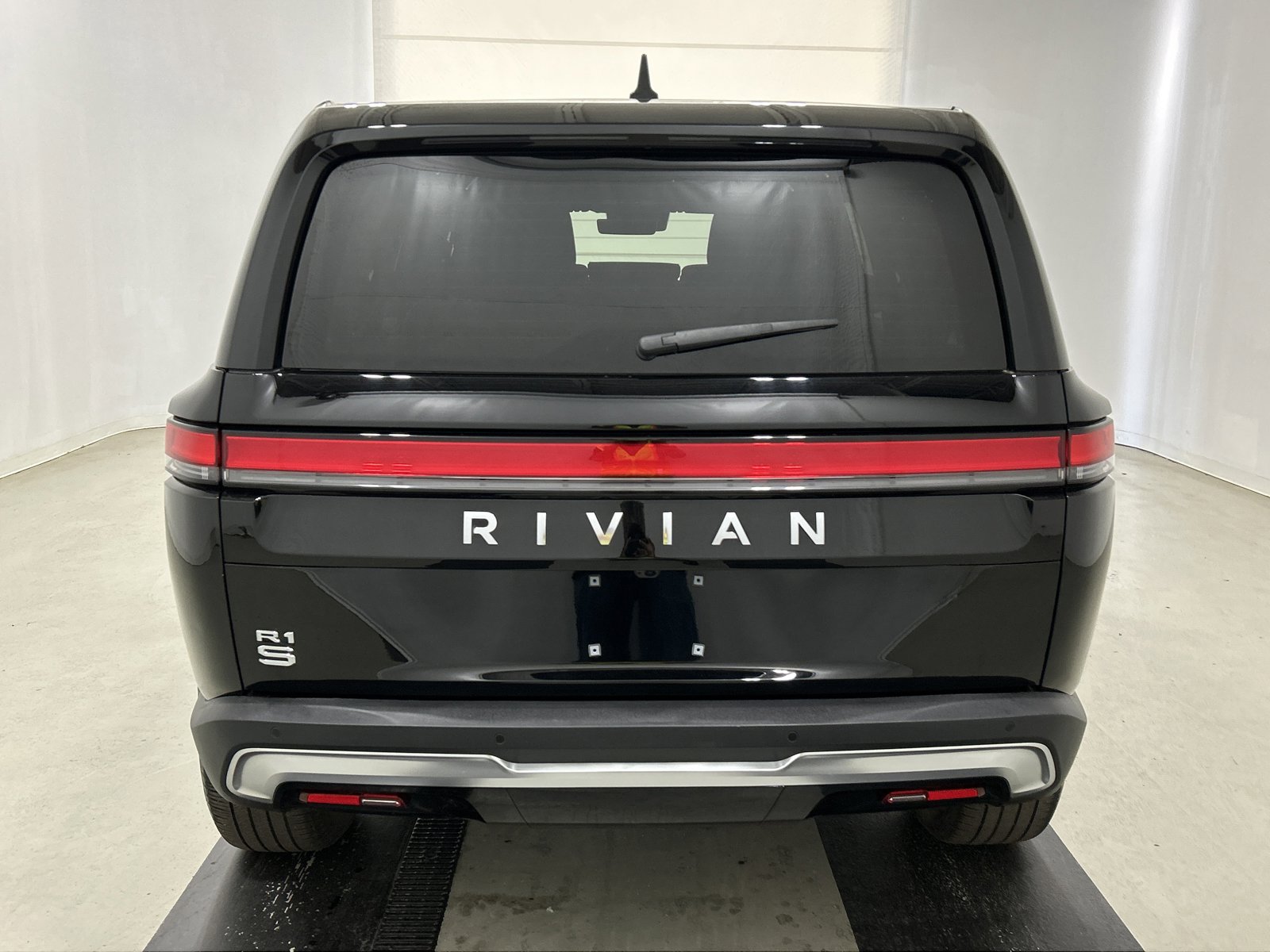 Used 2025 Rivian R1S Adventure image 4