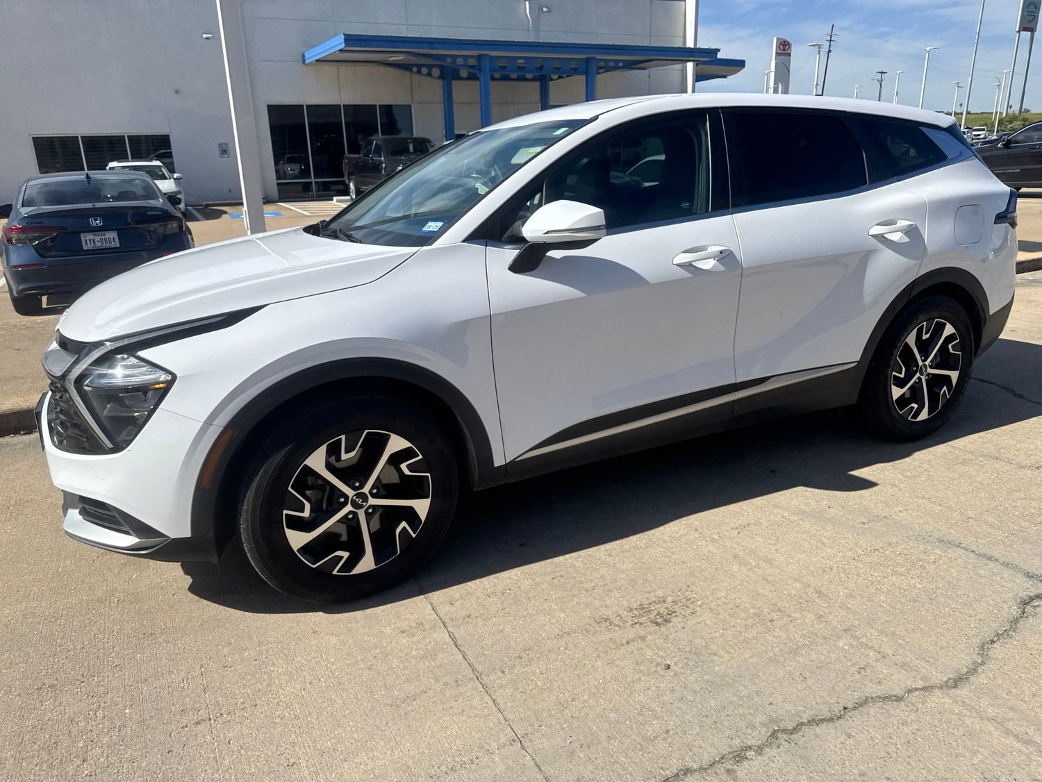 Used 2023 Kia Sportage EX FWD image 2