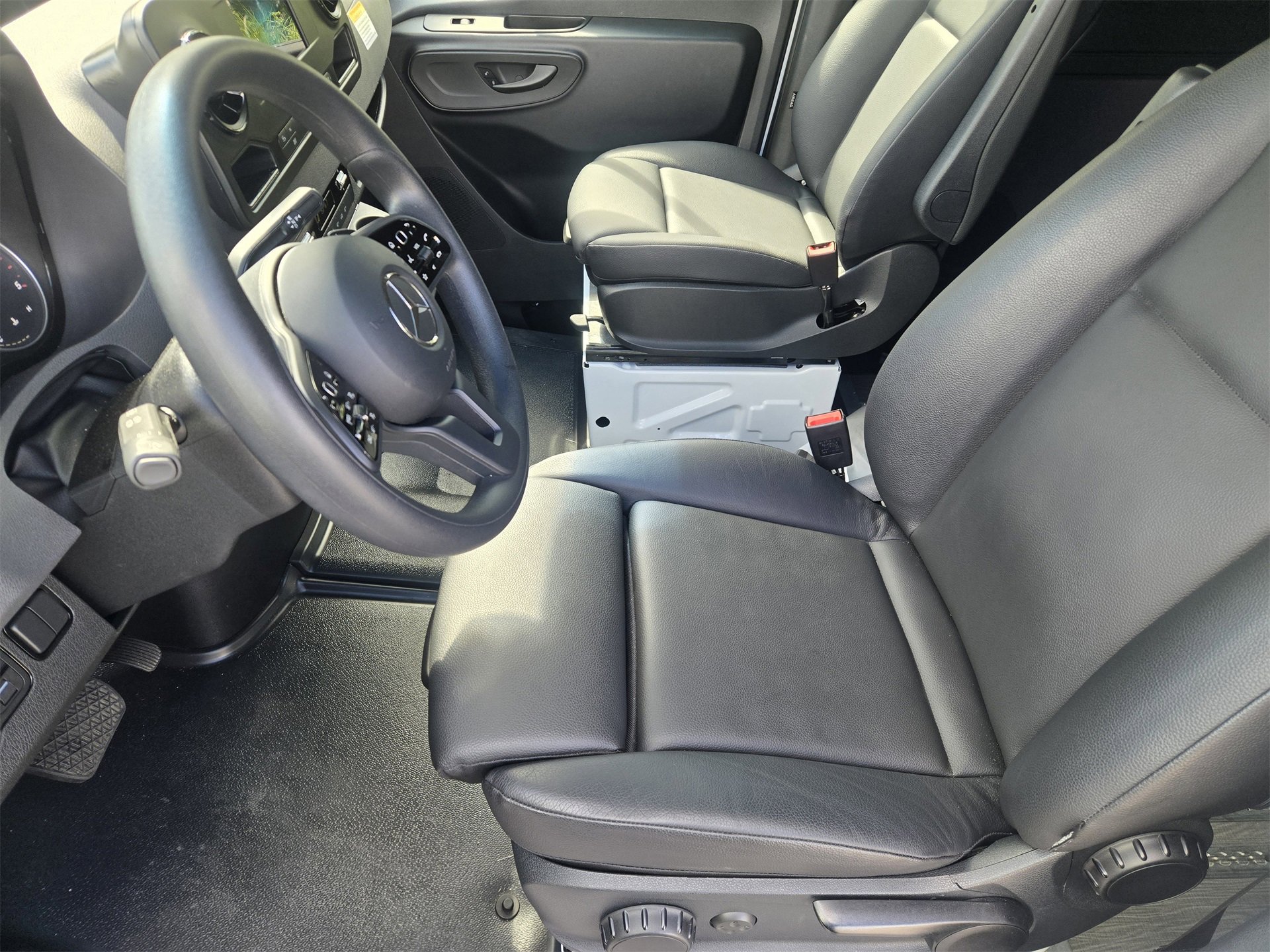 Used 2024 Mercedes-Benz Sprinter 3500 image 3