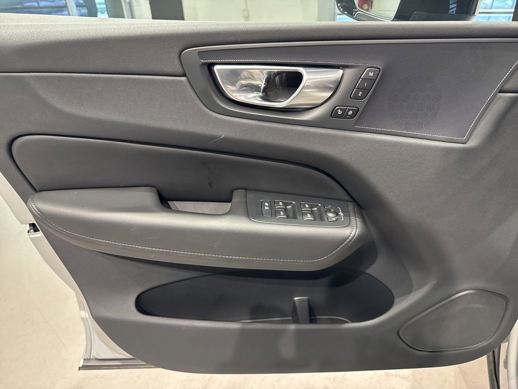 Used 2025 Volvo XC60 B5 Plus image 14