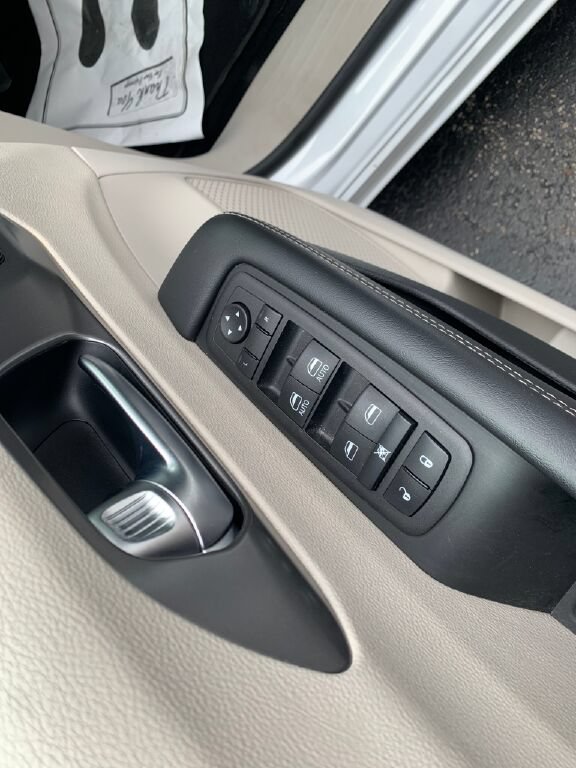 Used 2023 Chrysler Pacifica Touring-L FWD image 9