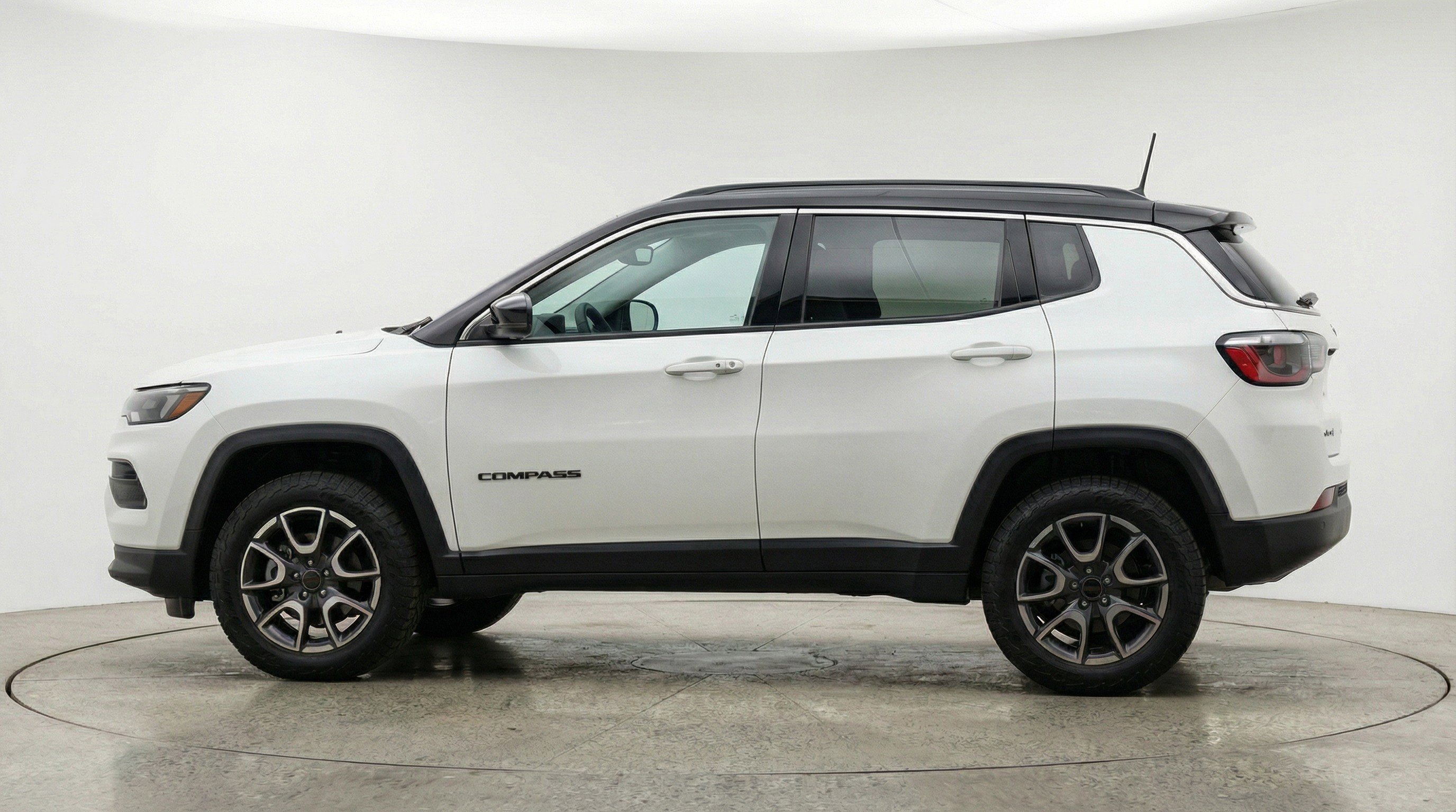 Used 2025 Jeep Compass Trailhawk AWD/4WD image 5