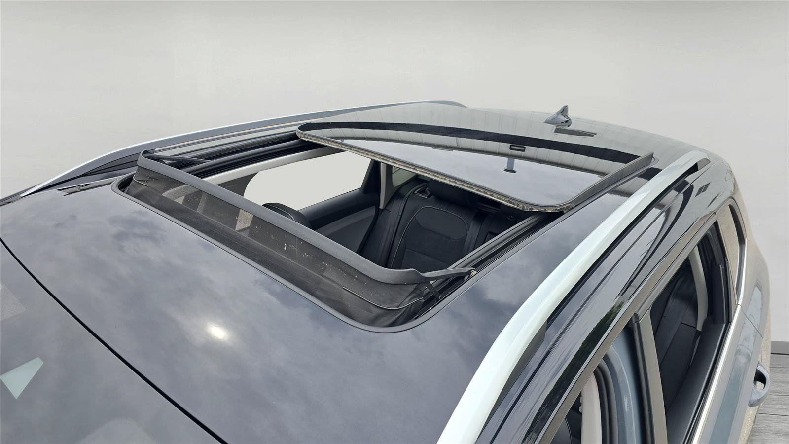 Used 2024 Volkswagen Taos SE w/ Panoramic Sunroof Package AWD/4WD image 30
