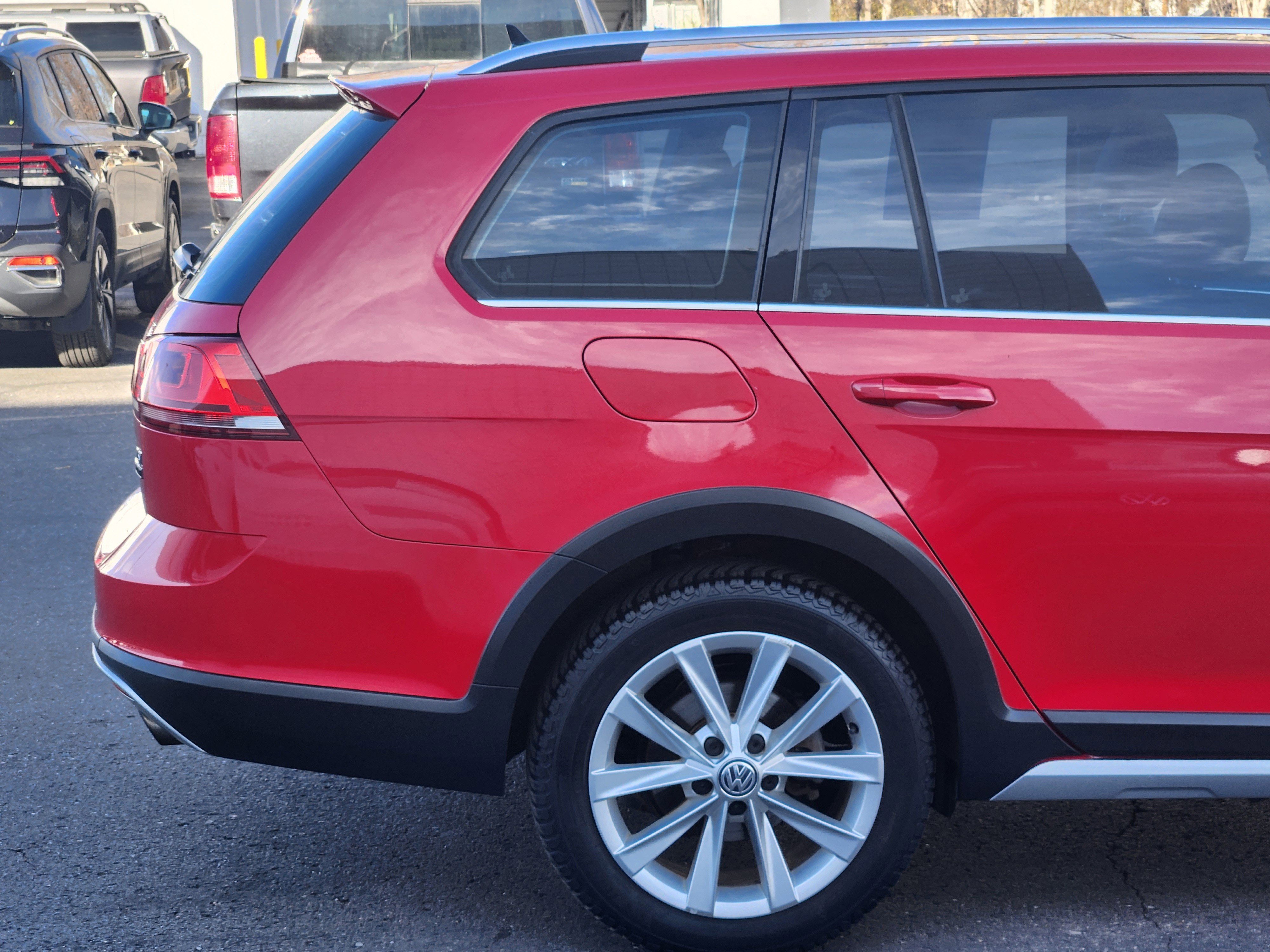 Used 2017 Volkswagen Golf Alltrack S image 6