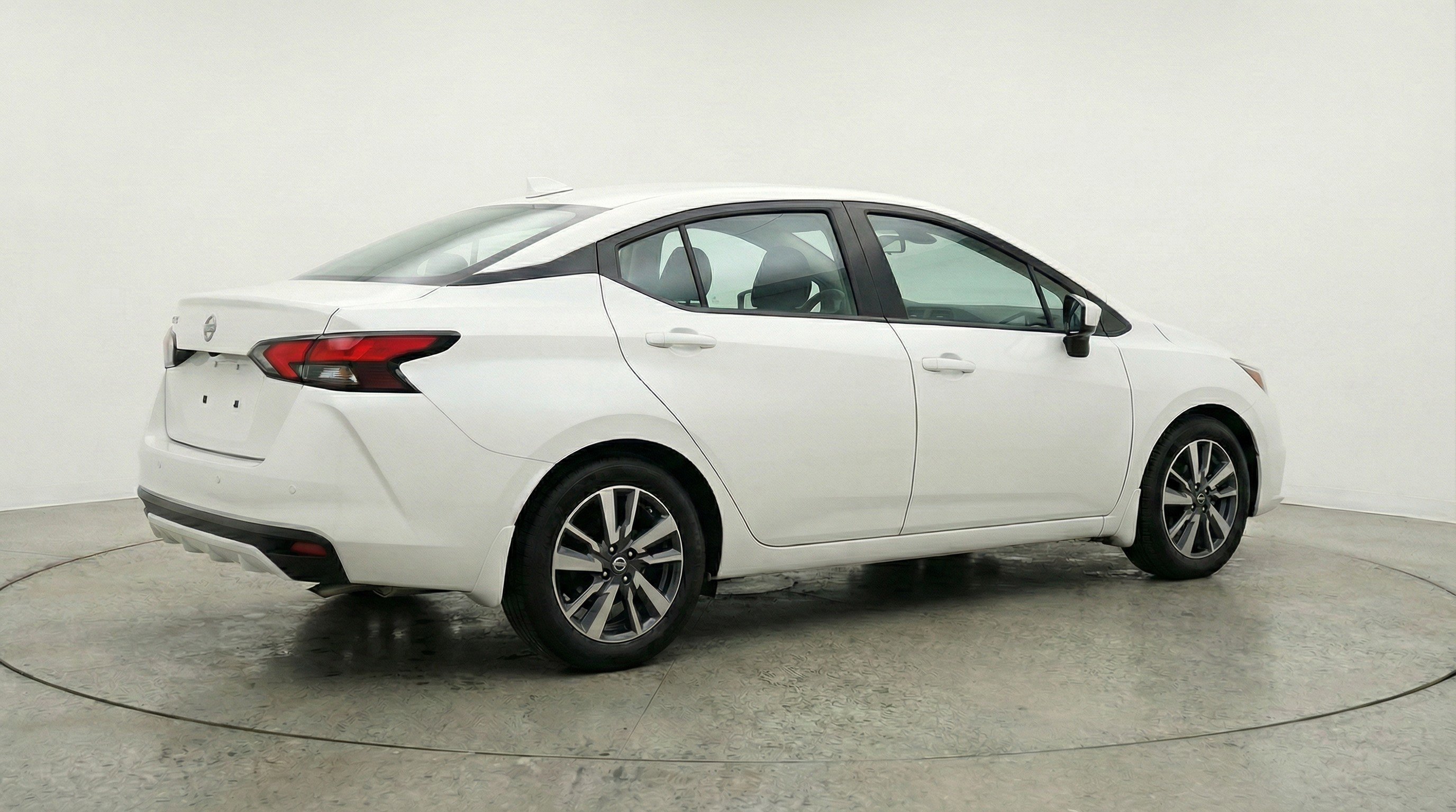 Used 2025 Nissan Versa SV image 9