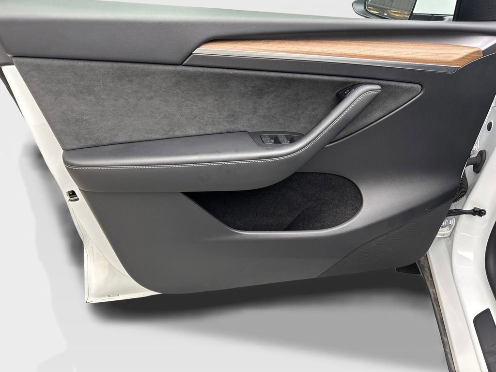 Used 2024 Tesla Model Y Long Range image 31