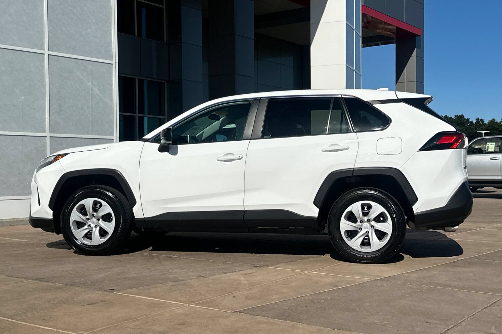 Used 2024 Toyota RAV4 LE AWD/4WD image 7