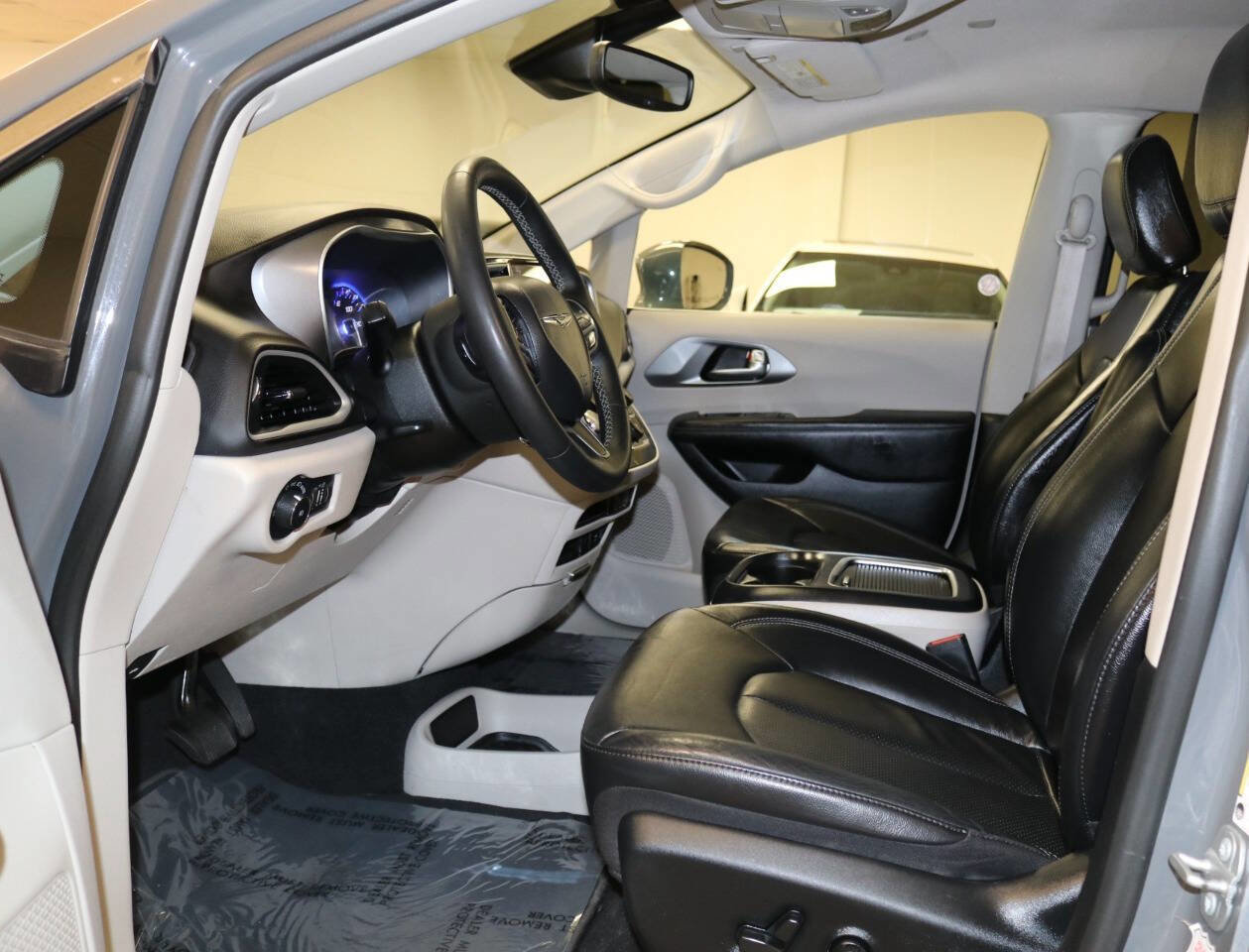 Used 2023 Chrysler Pacifica Touring-L image 14