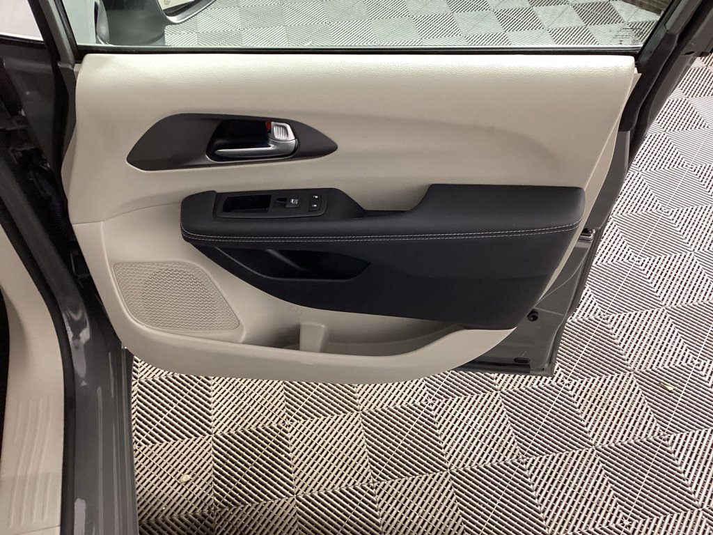 Used 2023 Chrysler Pacifica Touring-L image 9