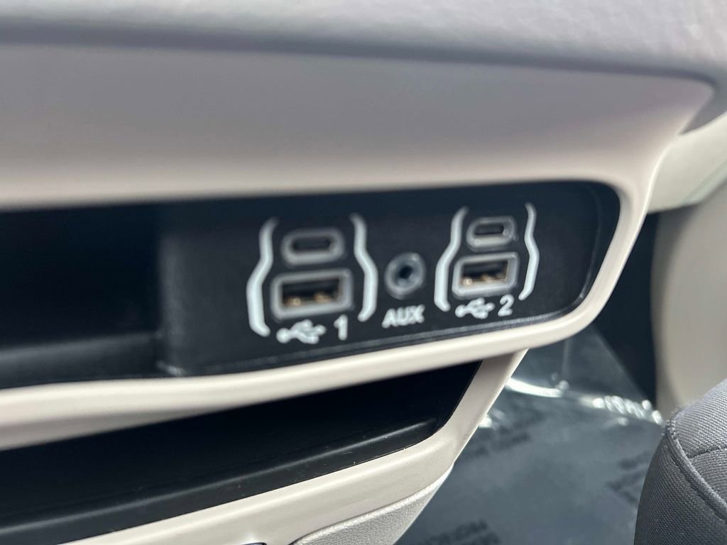 Used 2023 Chrysler Voyager LX image 30