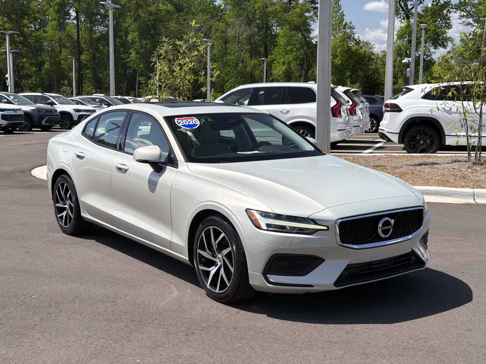 Used 2020 Volvo S60 T5 Momentum image 3