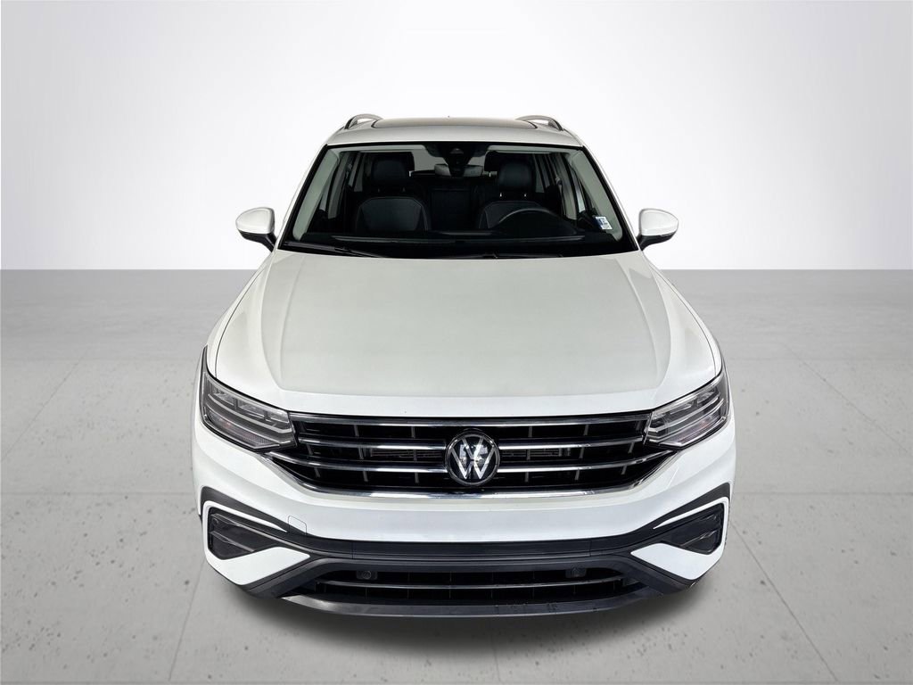 Certified 2023 Volkswagen Tiguan SE w/ Panoramic Sunroof Package image 3