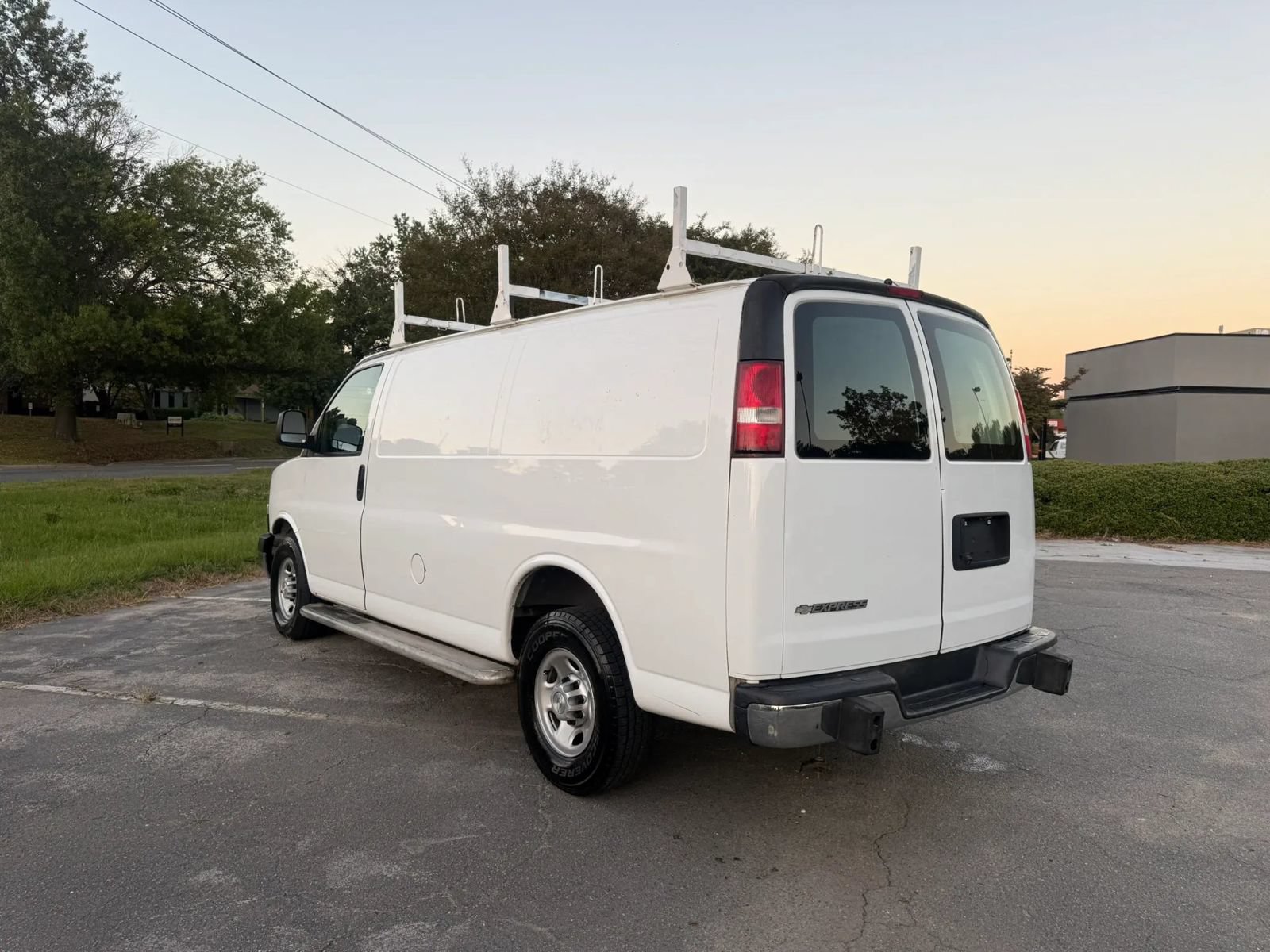 Used 2018 Chevrolet Express 2500 w/ Driver Convenience Package RWD image 7