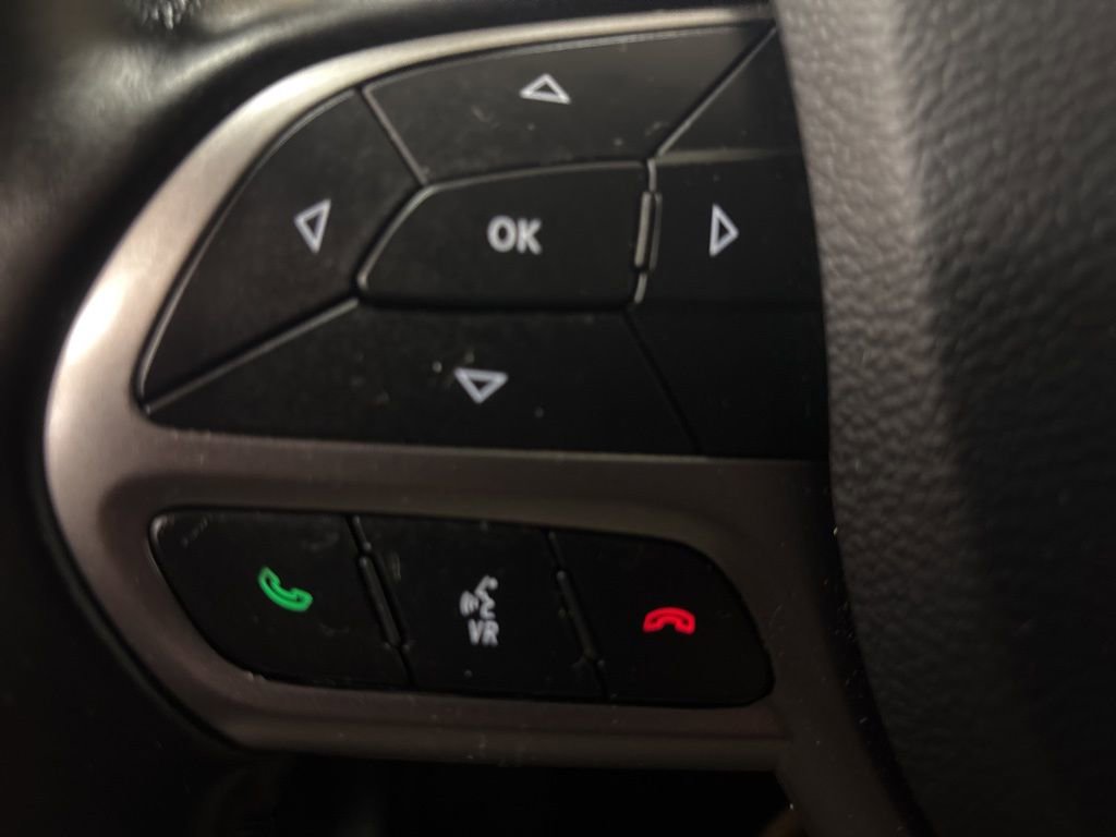 Used 2020 Jeep Cherokee Limited w/ Technology Group image 24