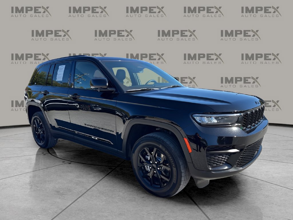 Used 2025 Jeep Grand Cherokee Altitude RWD image 7