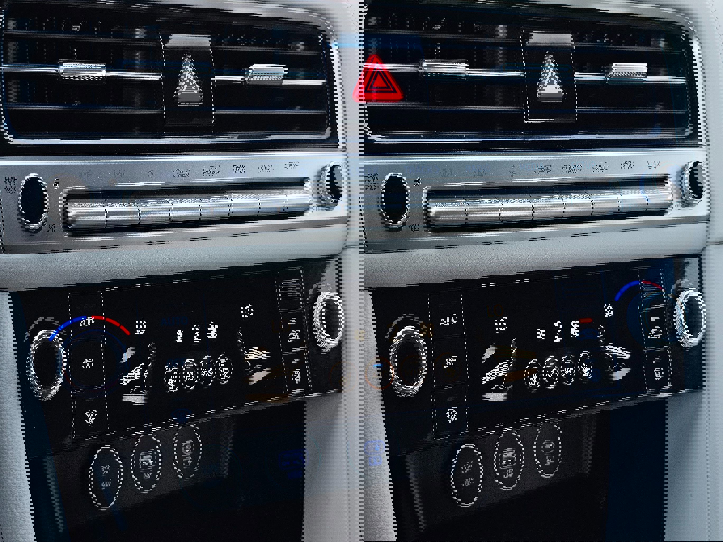 Used 2025 Genesis G70 2.5T image 35