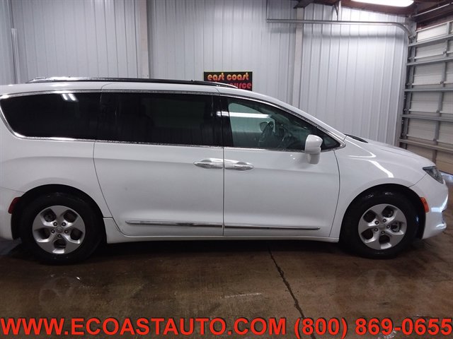 Used 2018 Chrysler Pacifica Touring-L image 2