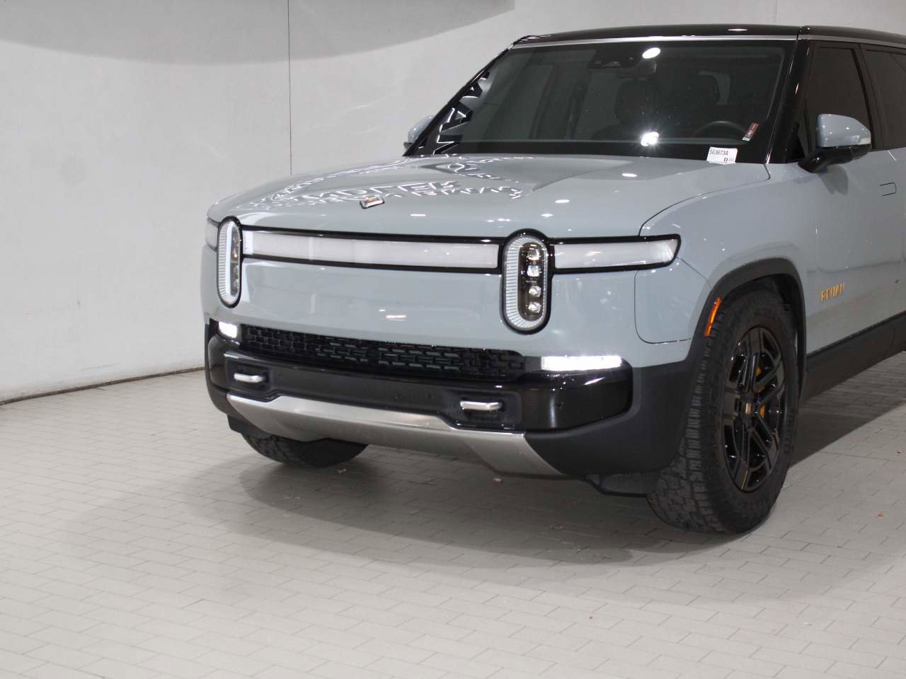 Used 2023 Rivian R1S Adventure image 2