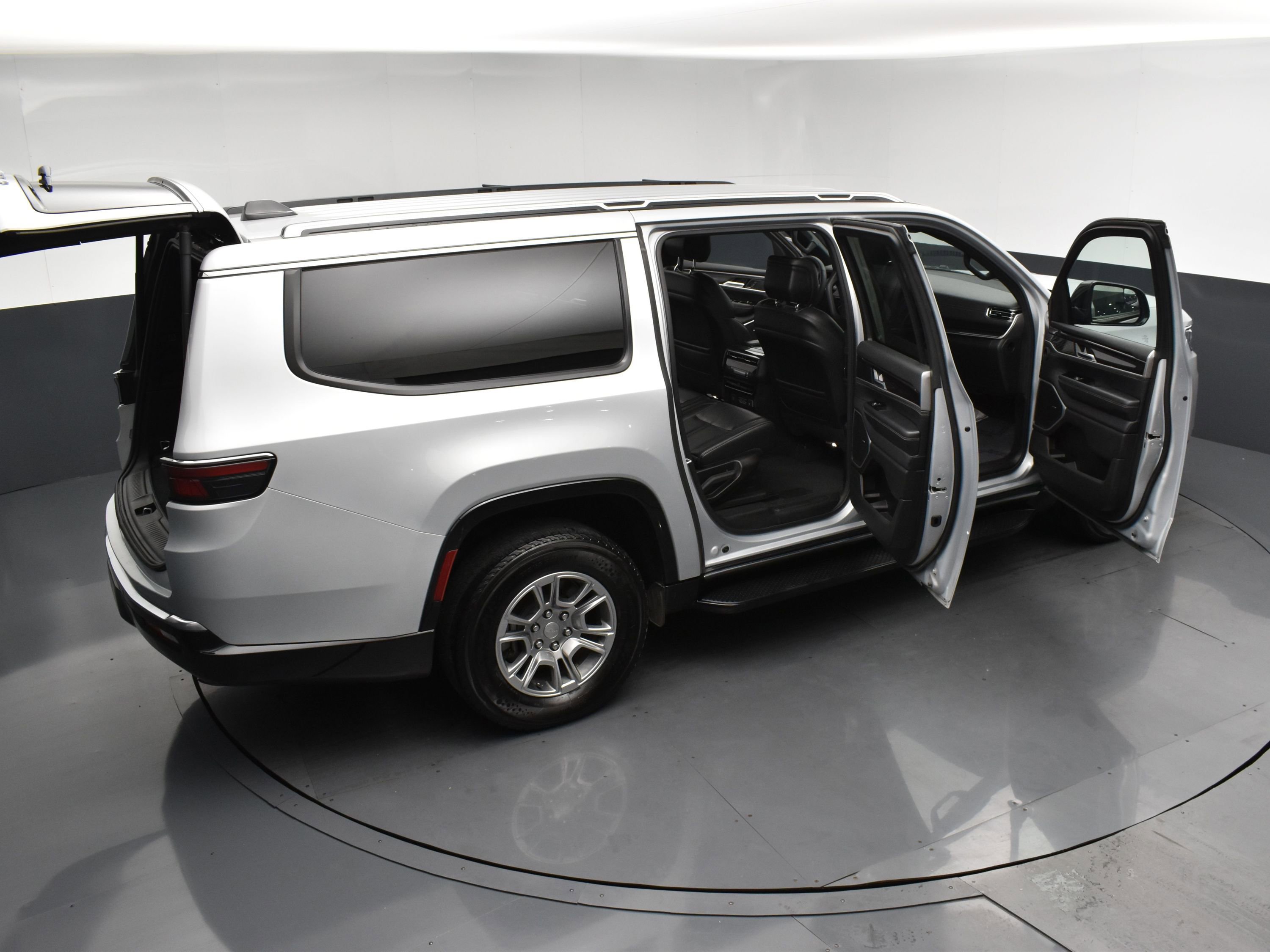 Used 2024 Jeep Wagoneer L 4WD image 31