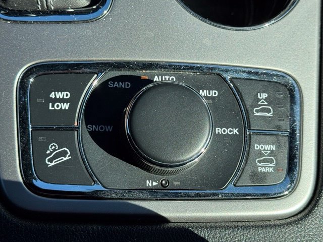 Certified 2019 Jeep Grand Cherokee Overland AWD/4WD image 37