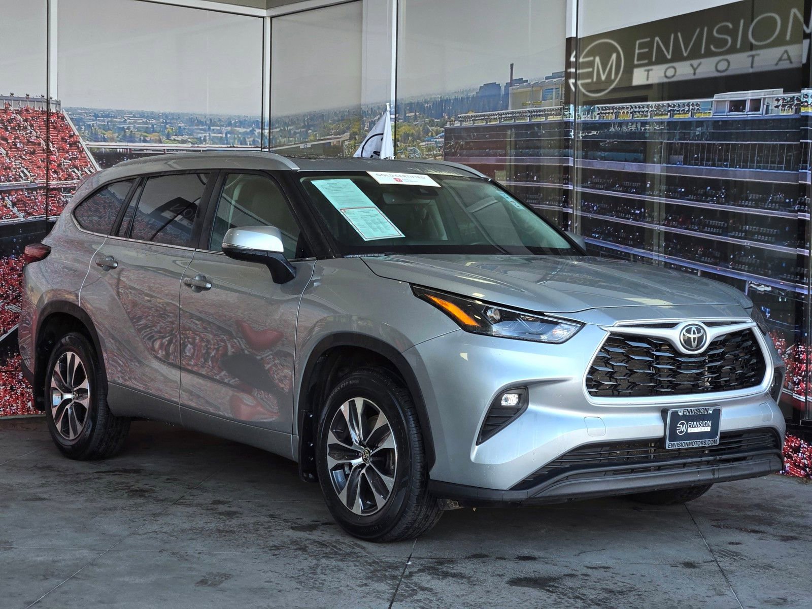 Certified 2024 Toyota Highlander XLE image 1