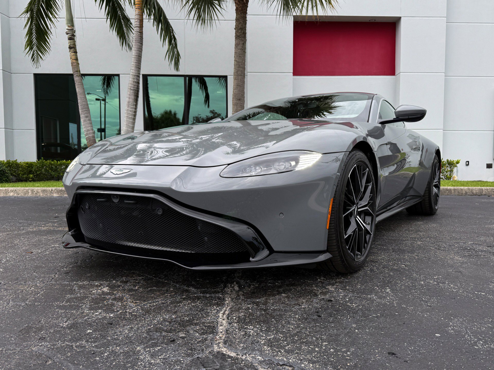 Used 2023 Aston Martin V8 Vantage Coupe image 11