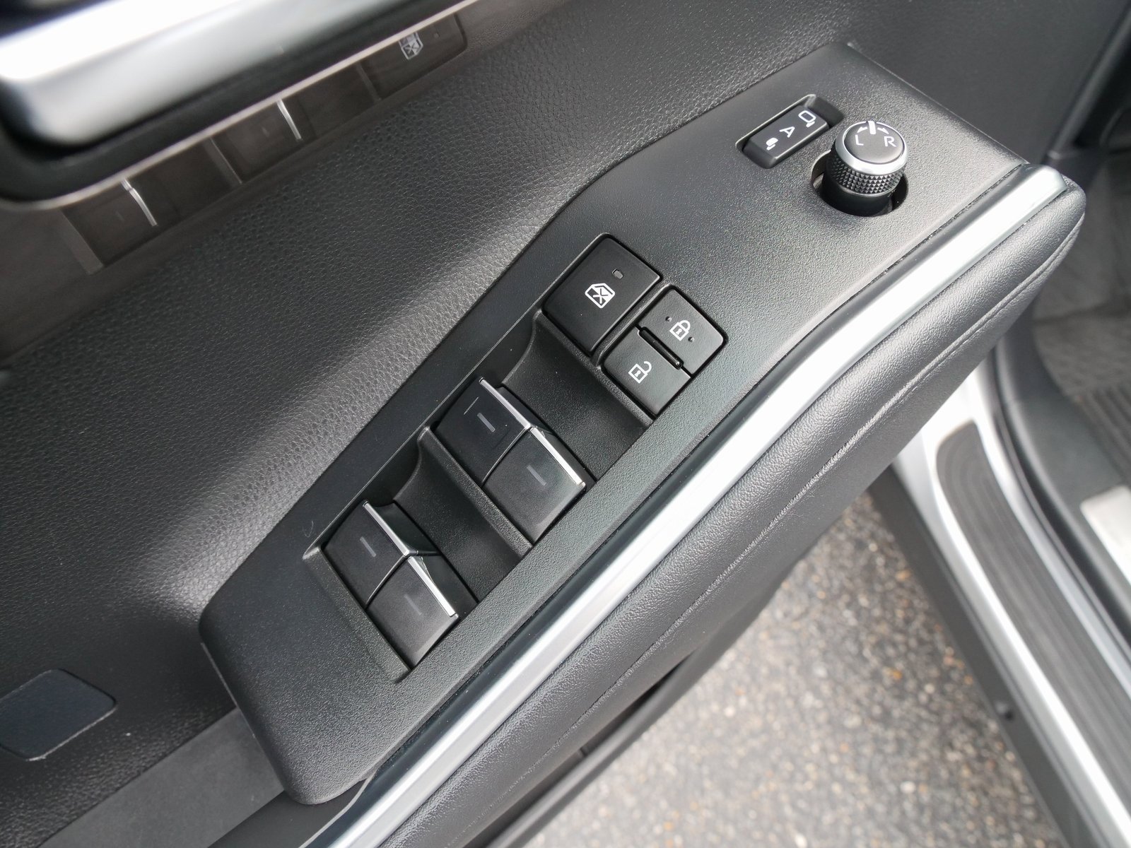 Used 2024 Toyota Highlander Platinum image 19