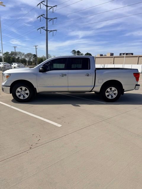Used 2018 Nissan Titan SV w/ SV Convenience Package image 2