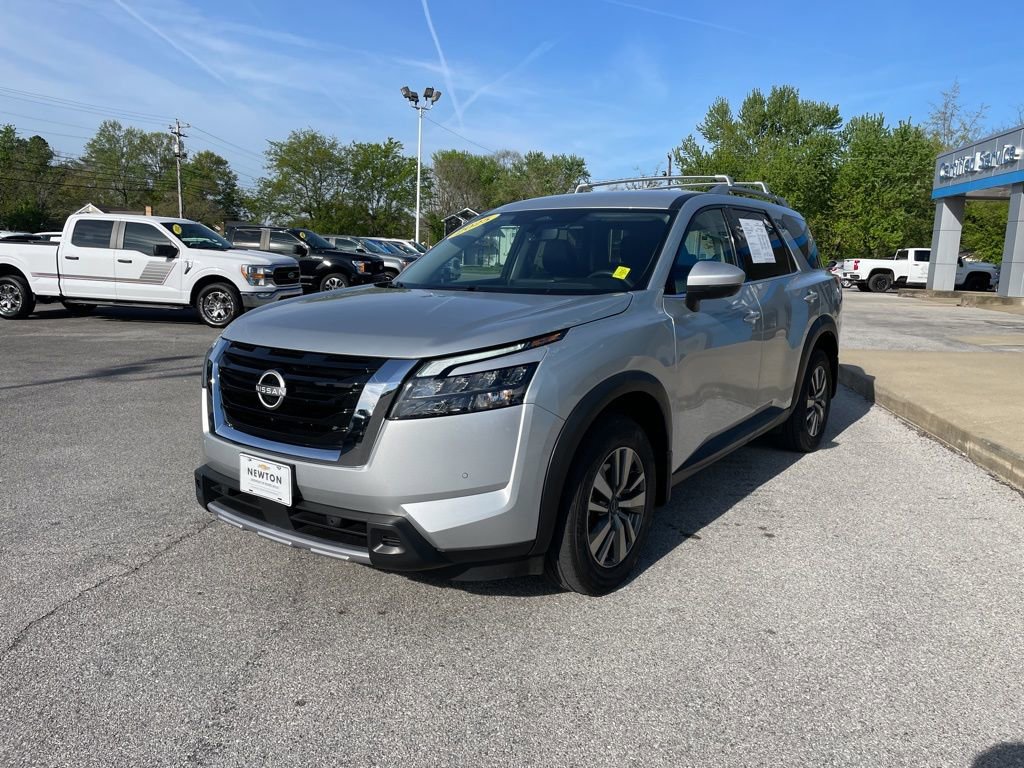 Used 2025 Nissan Pathfinder SL AWD/4WD image 3