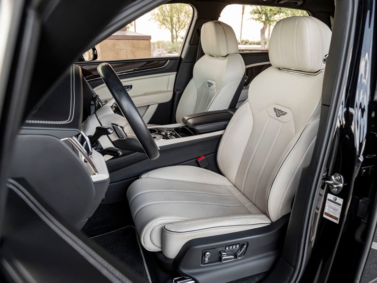 Used 2023 Bentley Bentayga Extended Wheelbase AWD/4WD image 16