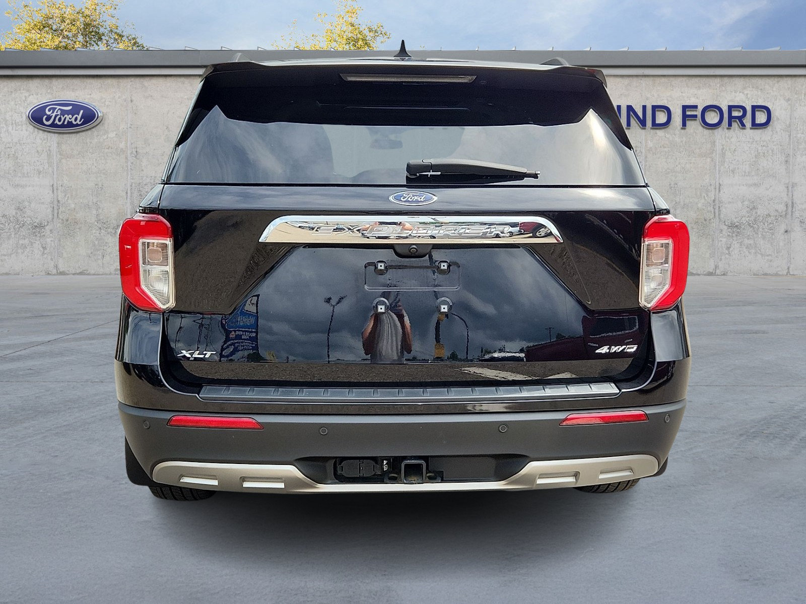 Used 2023 Ford Explorer XLT w/ Equipment Group 202A AWD/4WD image 5