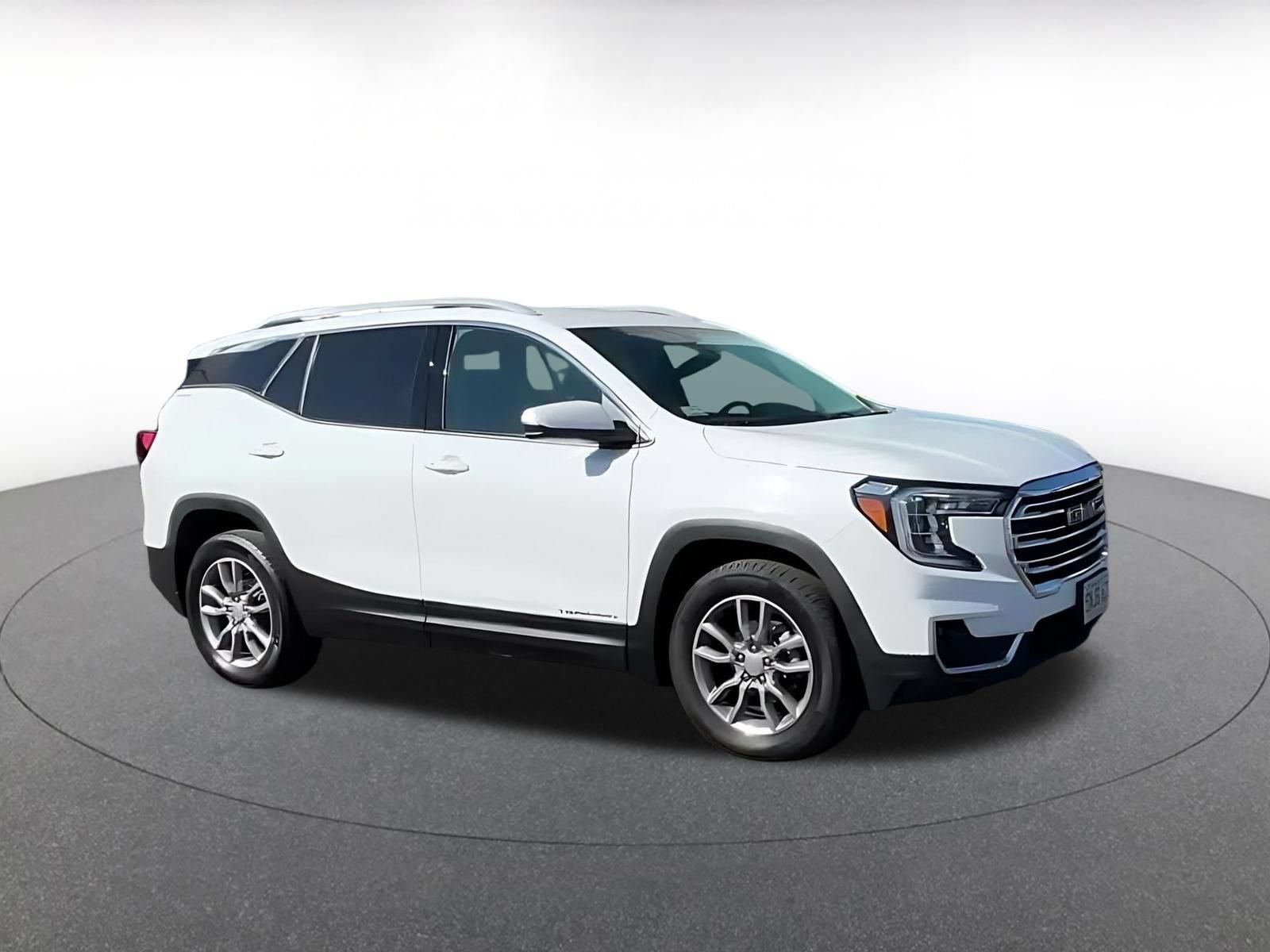 Used 2024 GMC Terrain SLT AWD/4WD image 2