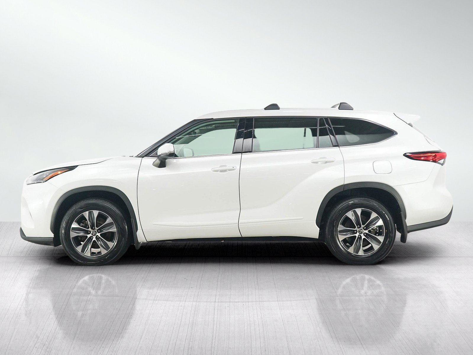 Used 2022 Toyota Highlander XLE AWD/4WD image 2