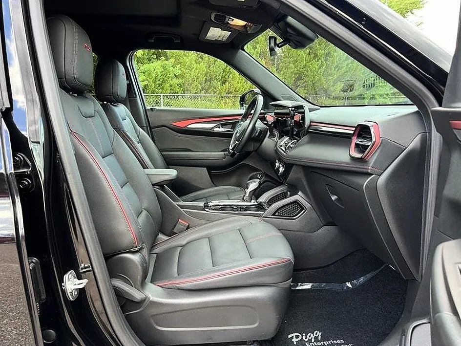 Used 2025 Chevrolet TrailBlazer RS w/ Convenience Package FWD image 17