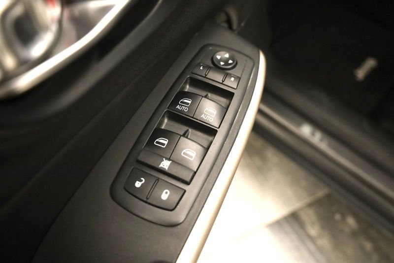 Used 2018 Jeep Cherokee Limited image 10