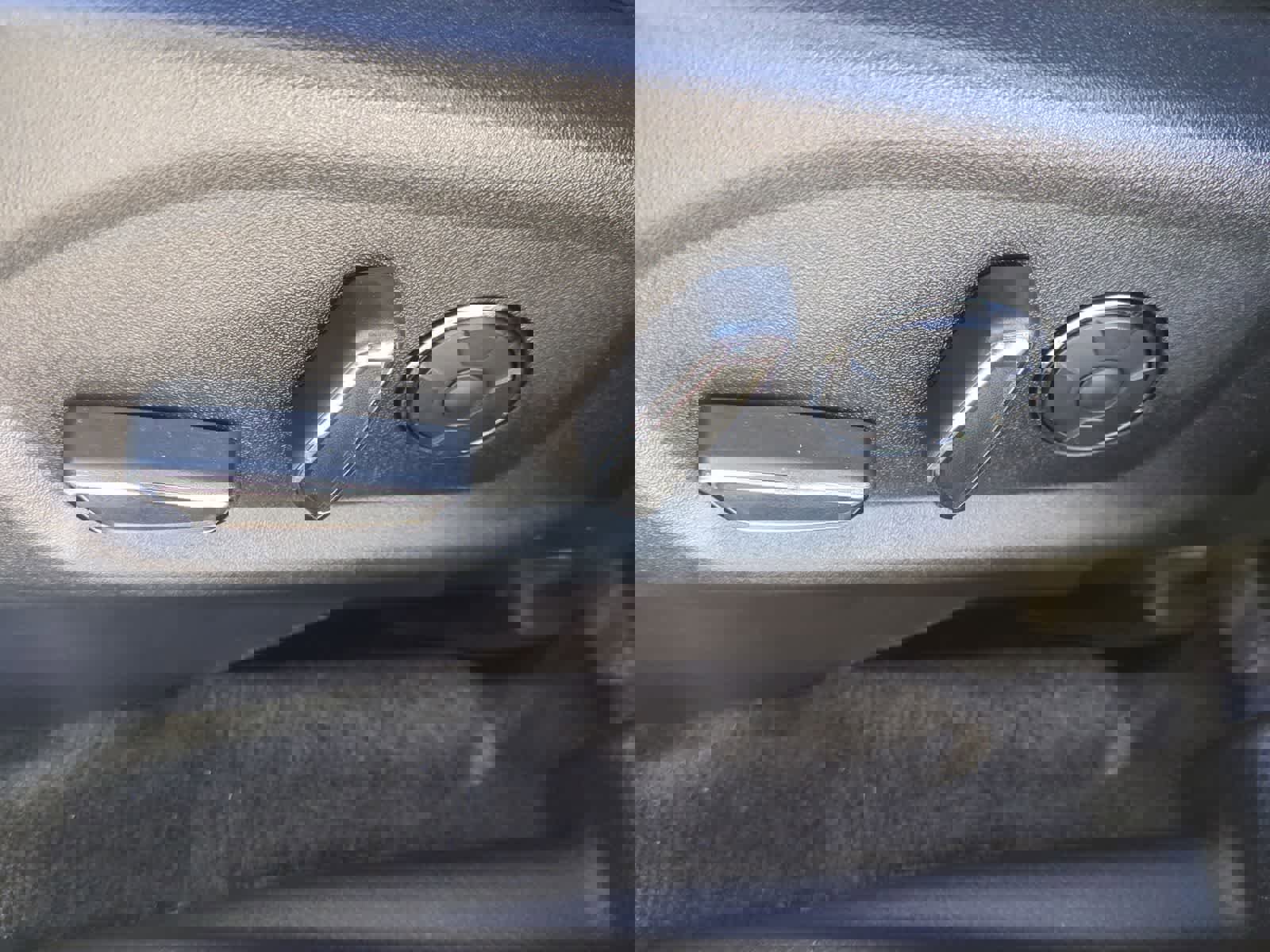 Used 2017 Ford Explorer Platinum image 17