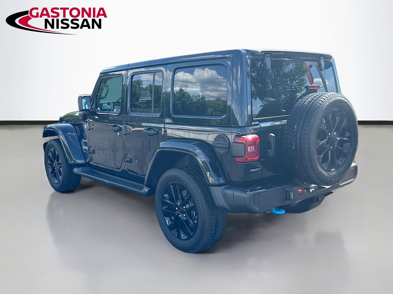 Used 2023 Jeep Wrangler Unlimited Sahara w/ Cold Weather Group AWD/4WD image 6