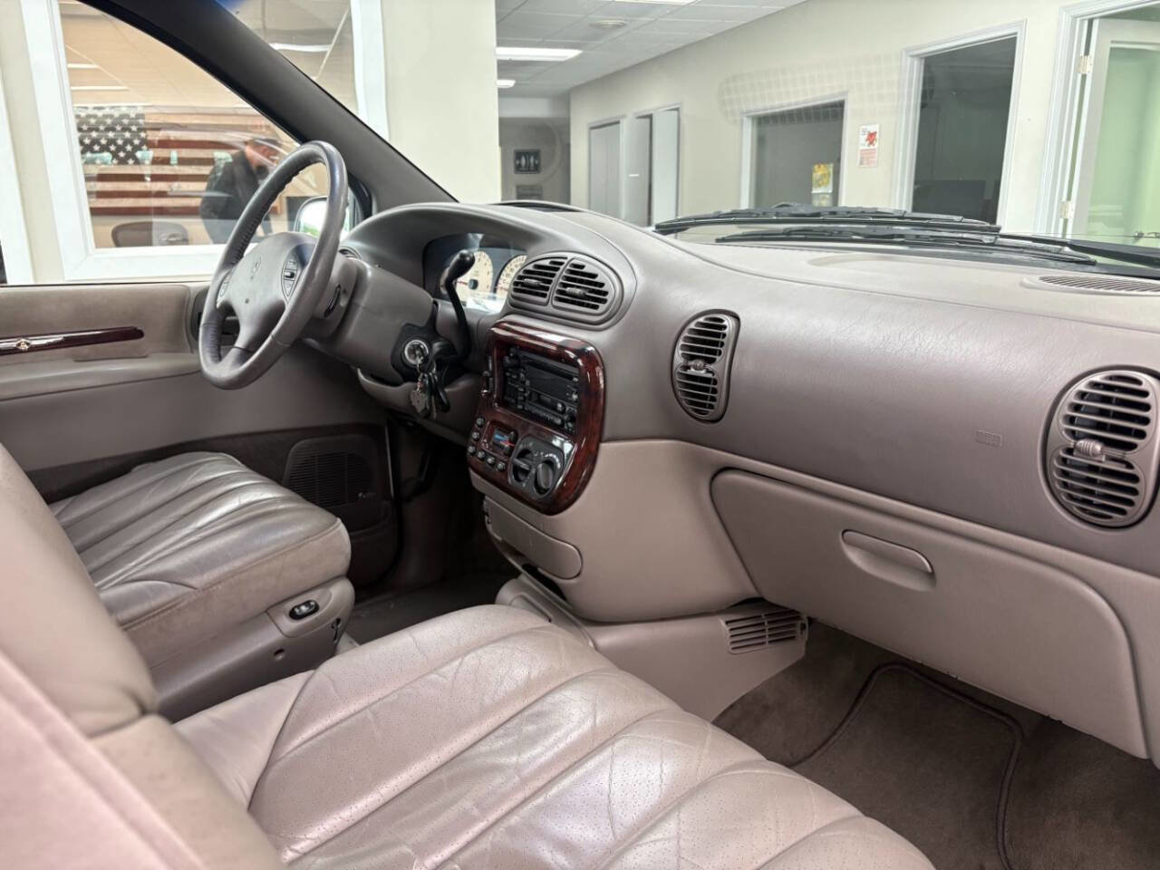 Used 2000 Chrysler Town & Country Limited image 26