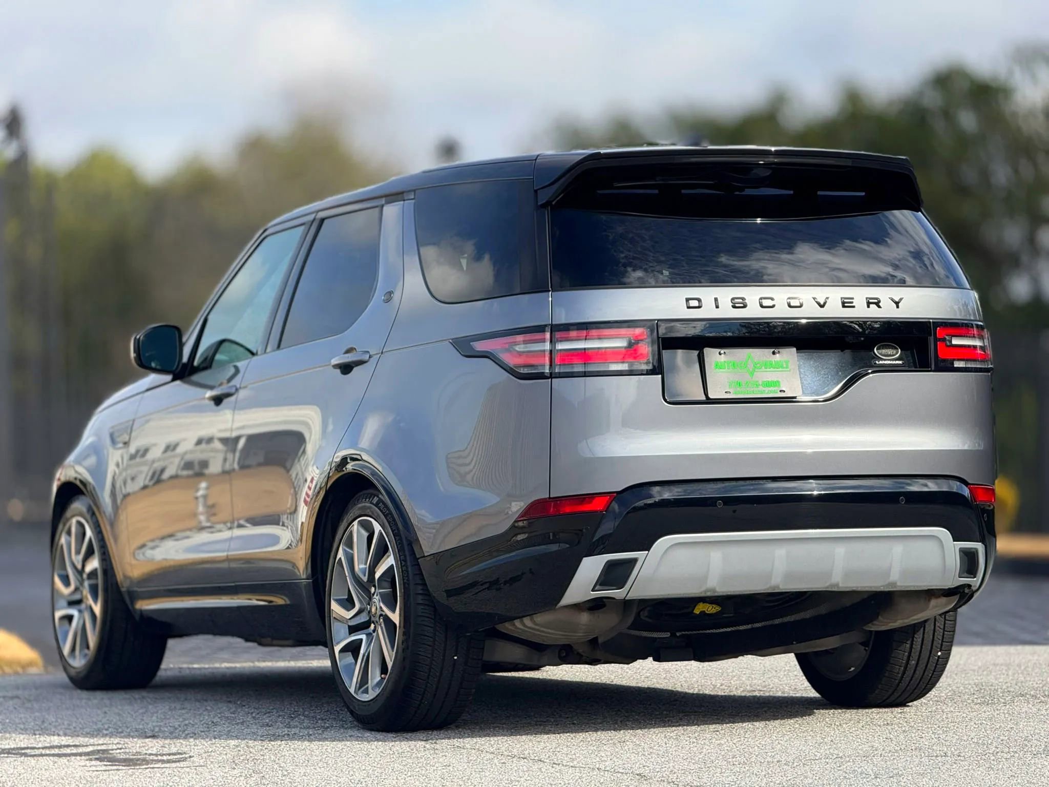 Used 2020 Land Rover Discovery Landmark image 9