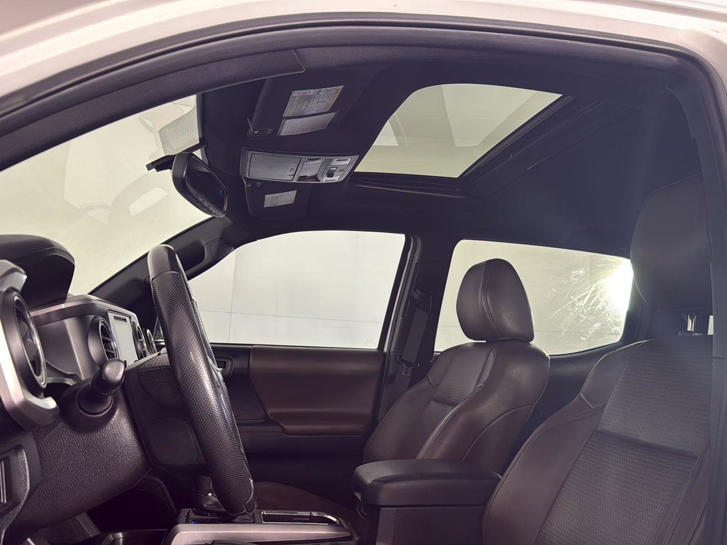 Used 2016 Toyota Tacoma Limited w/ Towing Package image 14