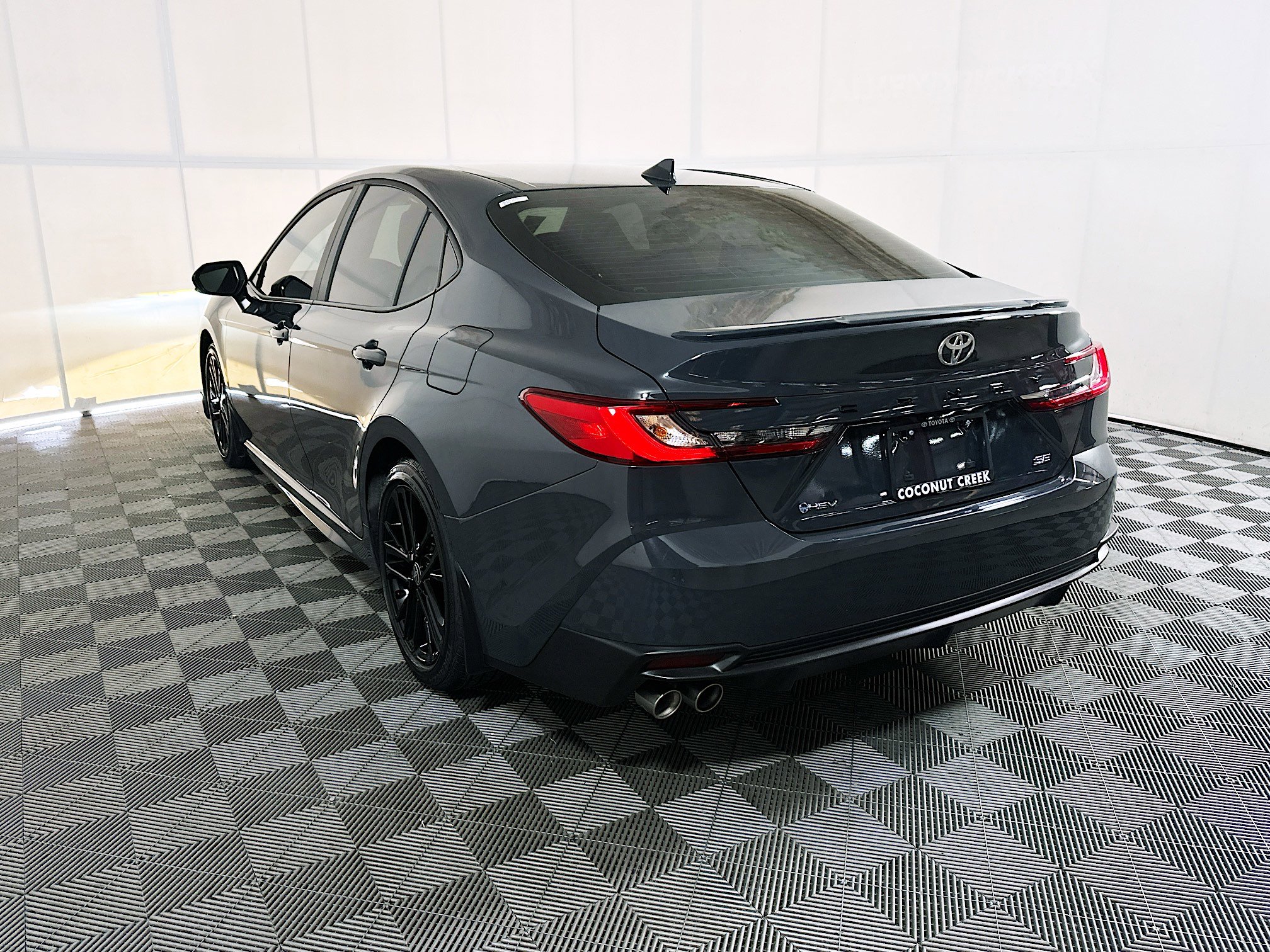 Used 2025 Toyota Camry SE FWD image 5