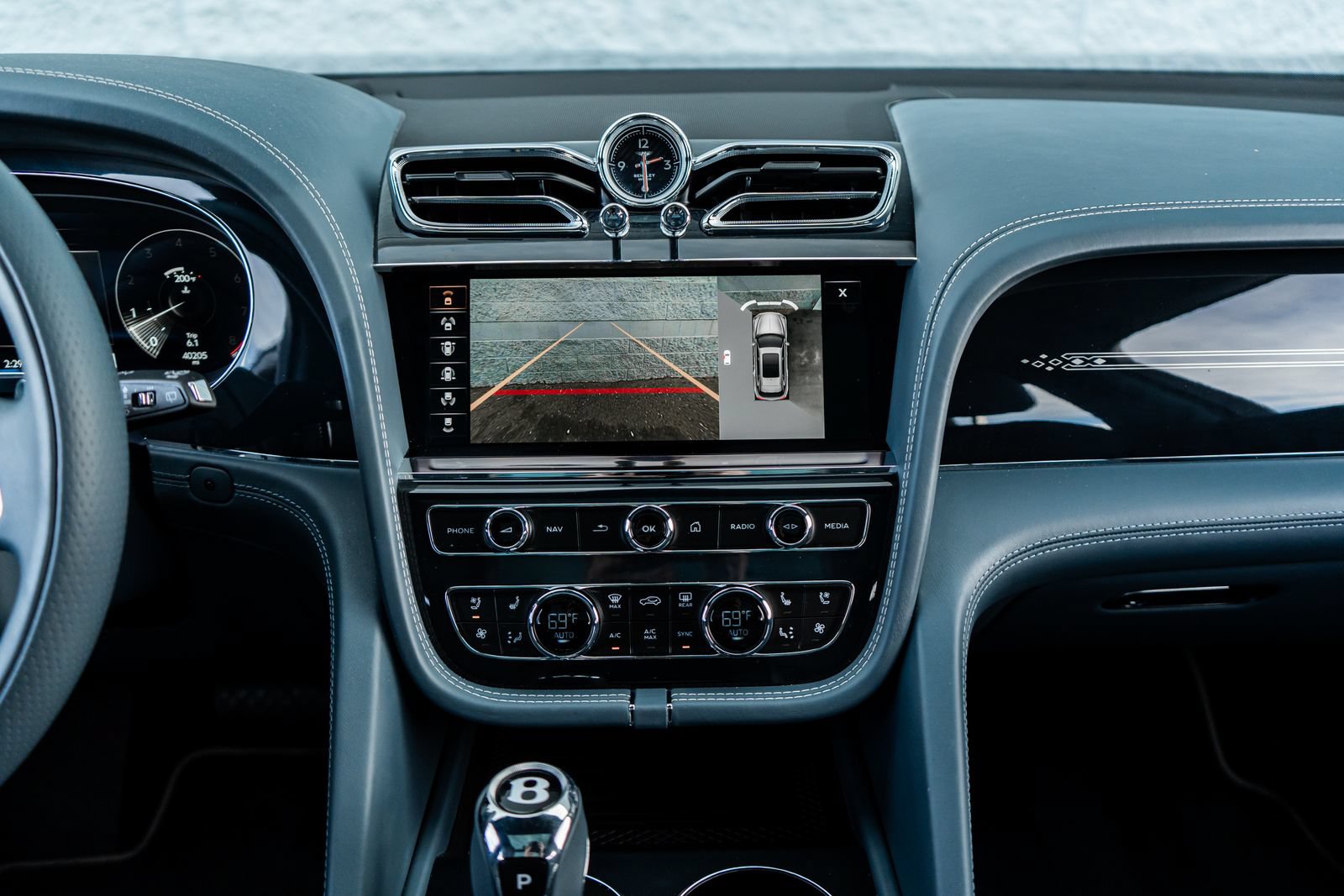 Certified 2023 Bentley Bentayga Extended Wheelbase AWD/4WD image 33