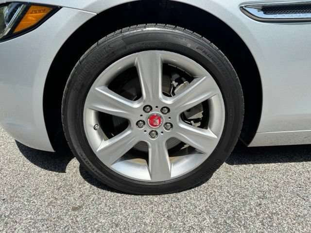 Used 2018 Jaguar XE Premium AWD/4WD image 2