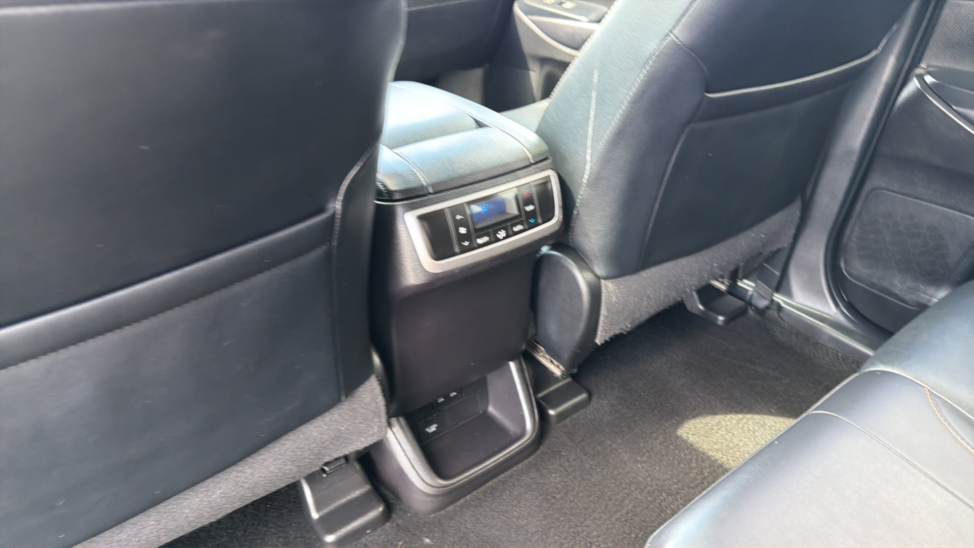 Used 2019 Toyota Highlander XLE AWD/4WD image 32