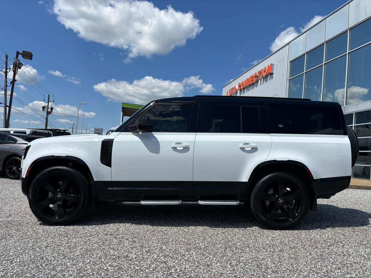 Used 2023 Land Rover Defender 130 X-Dynamic SE AWD/4WD image 2