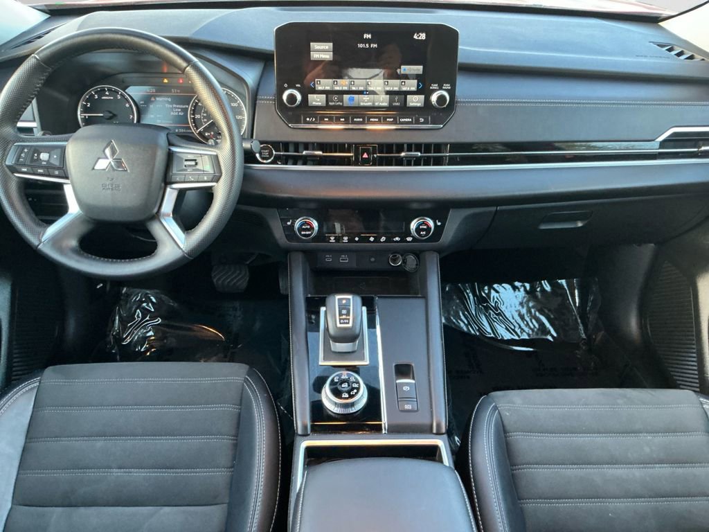 Used 2024 Mitsubishi Outlander SE Black Edition image 11