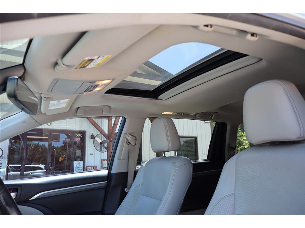 Used 2017 Toyota Highlander Limited FWD image 19
